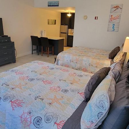 Sea Breeze, Studio 510, Beach Steps Away!+Pool+Wifi Ръскин Екстериор снимка