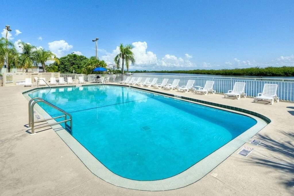 Sea Breeze, Studio 510, Beach Steps Away!+Pool+Wifi Ръскин Екстериор снимка