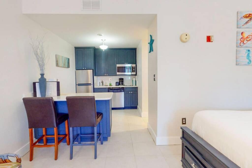 Sea Breeze, Studio 510, Beach Steps Away!+Pool+Wifi Ръскин Екстериор снимка