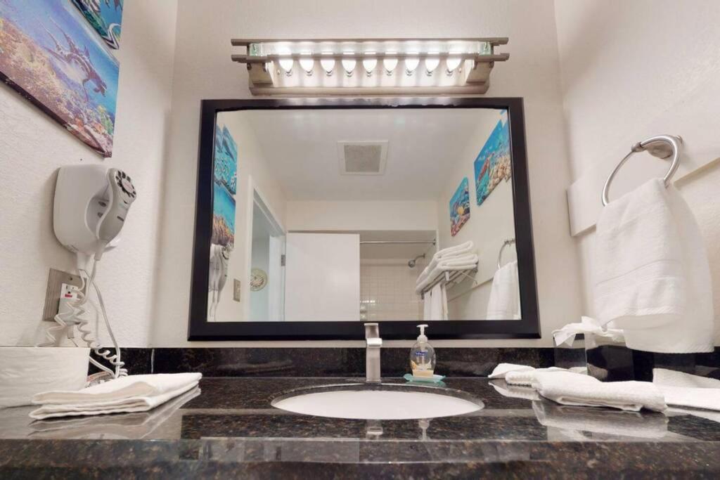 Sea Breeze, Studio 510, Beach Steps Away!+Pool+Wifi Ръскин Екстериор снимка