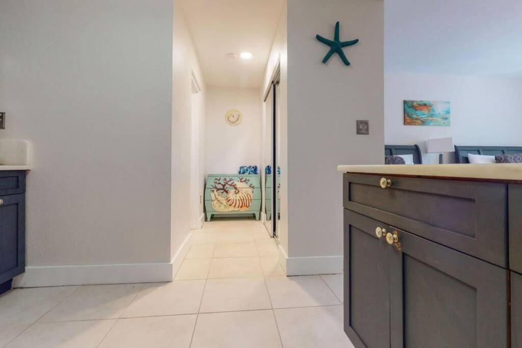 Sea Breeze, Studio 510, Beach Steps Away!+Pool+Wifi Ръскин Екстериор снимка