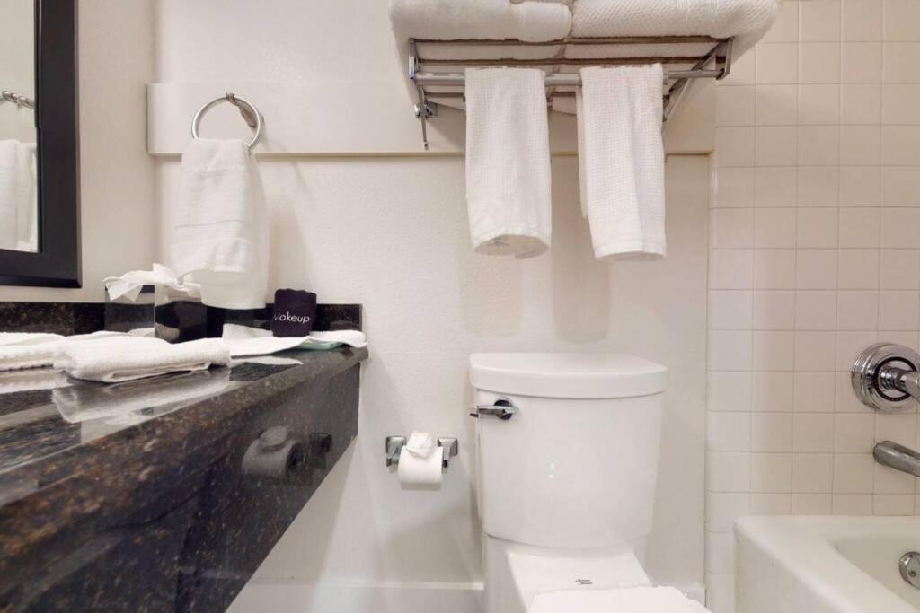 Sea Breeze, Studio 510, Beach Steps Away!+Pool+Wifi Ръскин Екстериор снимка